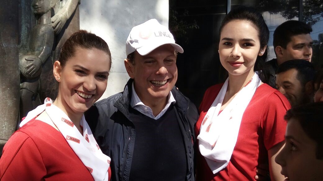 Umana entre os protagonistas do evento de entrega da revitalização da Praça Imigrante Italiano em São Paulo.